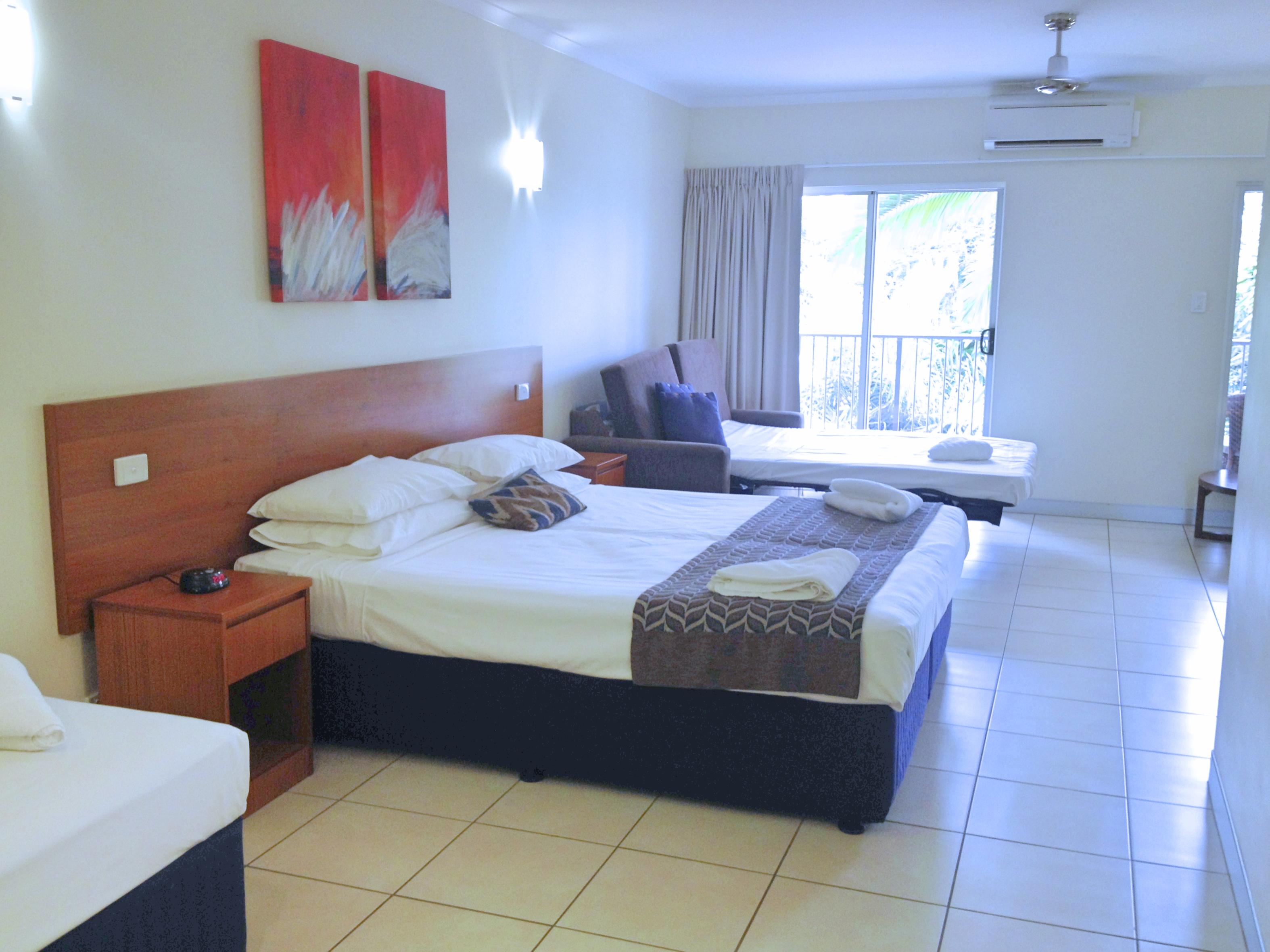 Cairns Queenslander Hotel & Apartments Exterior photo