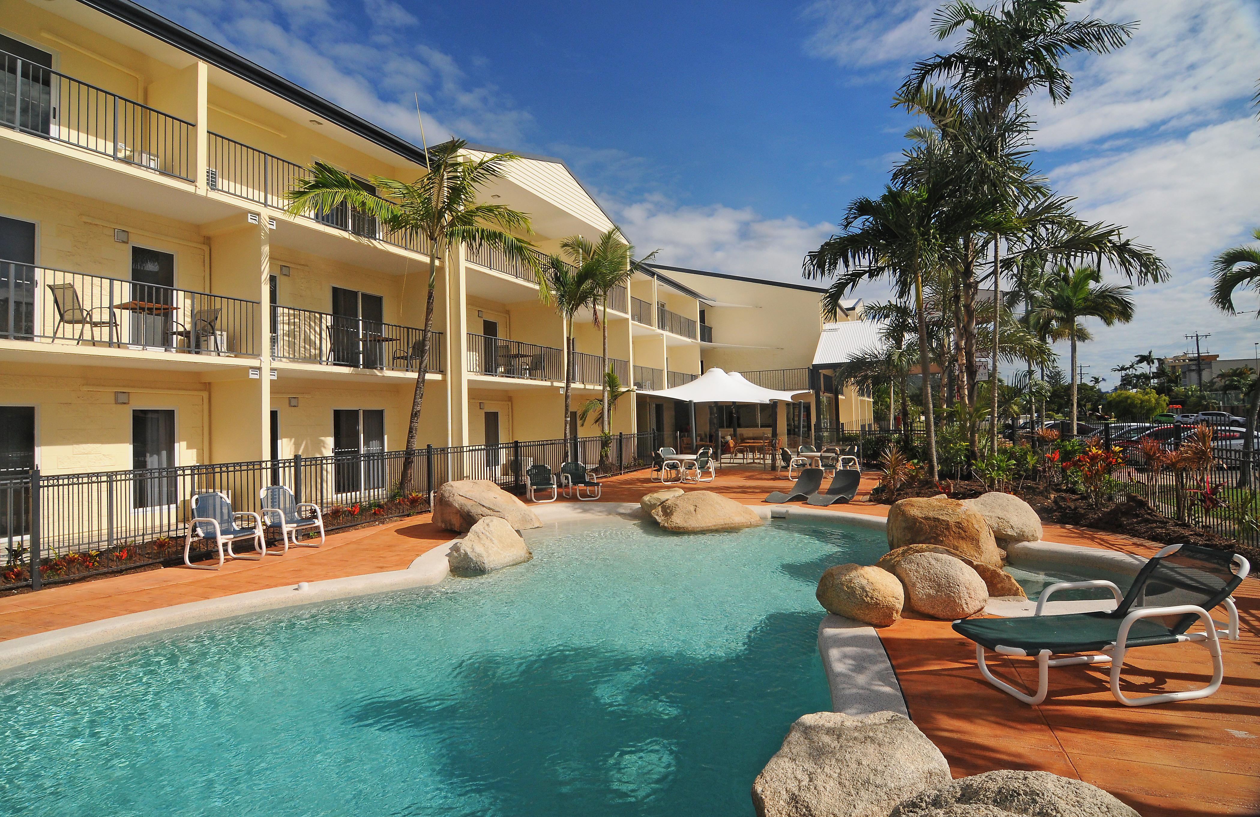 Cairns Queenslander Hotel & Apartments Exterior photo